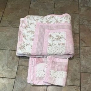 Pink scalloped queen size quilt w/2 pillow shams